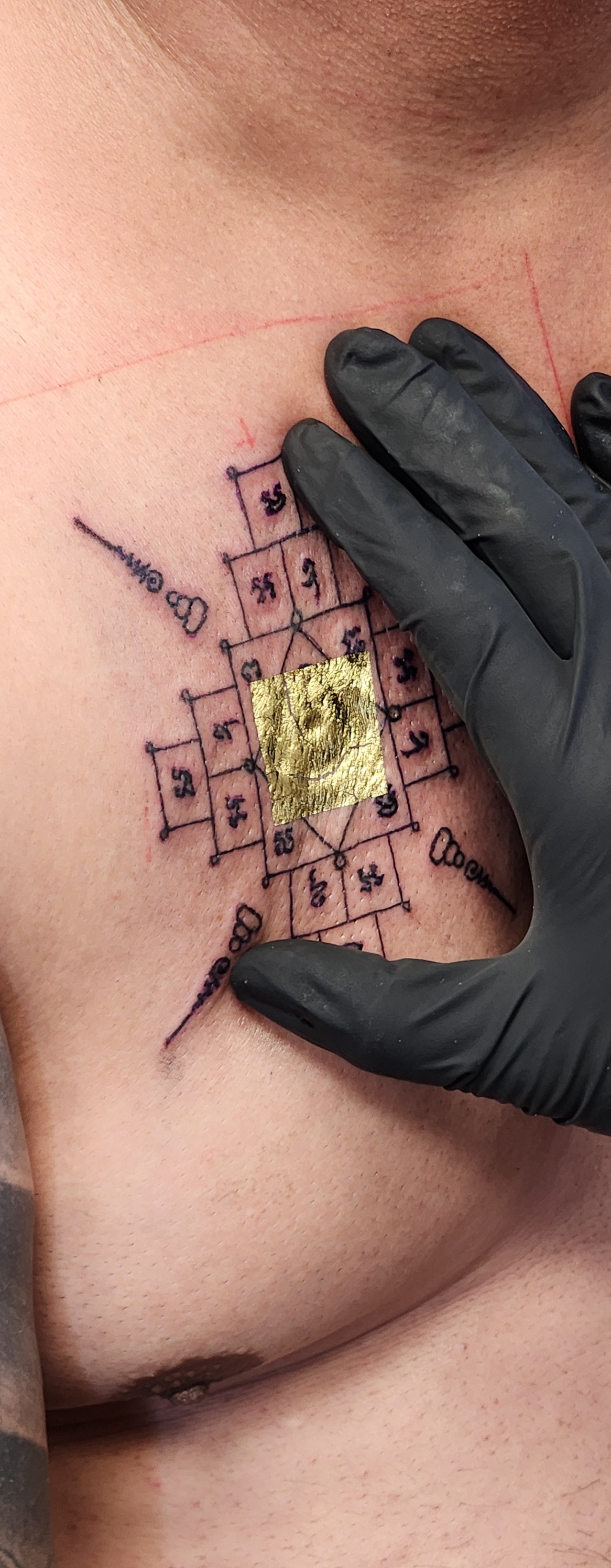 Pong Chaiya Sak Yant munkája a Pinker Tattoo galériából
